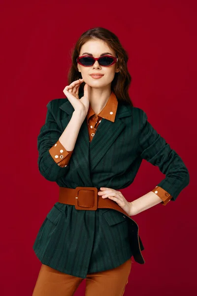 Vacker brunett bär solglasögon jacka livsstil isolerad bakgrund — Stockfoto