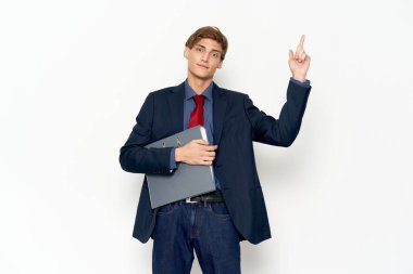 Klasik takım elbiseli bir iş adamı. Elinde elle işaret eden belgeler var. Boşluğu kopyala.