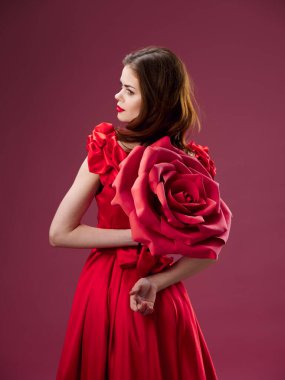 Kadın elbiseli kadın gül çiçekli cazibe izole bir arka plan