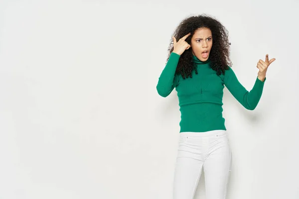 Vrouw met krullend haar in een groene trui modieuze kleding emoties — Stockfoto