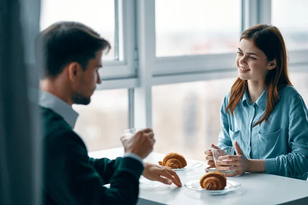 Homem e mulher sentados em uma mesa de café comunicação estilo de vida — Fotografia de Stock