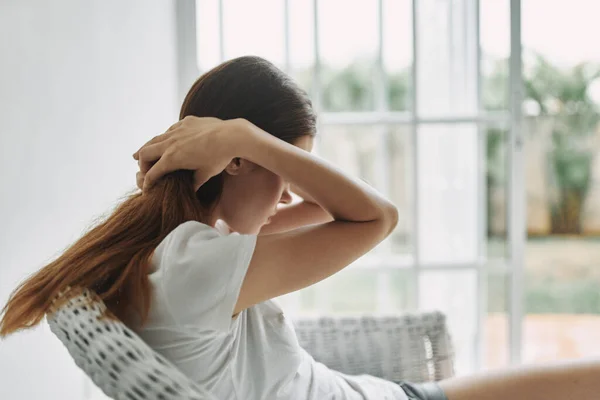 Vrouw thuis zitten in de buurt van glas in lood raam interieur rust — Stockfoto