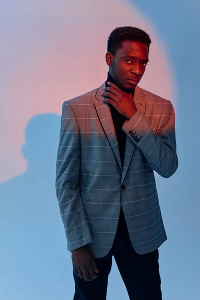 Hombre de apariencia africana en una chaqueta de moda de estilo moderno de neón —  Fotos de Stock