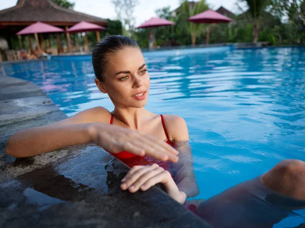 Bella donna in costume da bagno appoggiato sulla piastrella della piscina acqua limpida vacanza estiva relax — Foto Stock