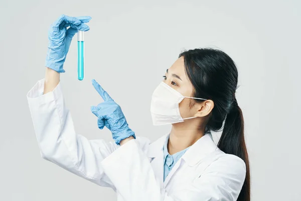 Female doctor in white coat and medicine laboratory research — Stock fotografie