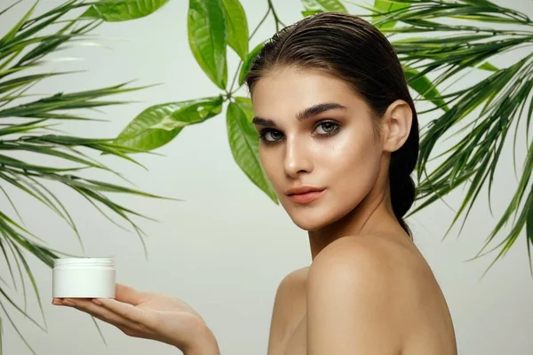 Vacker kvinna nakna axlar grädde i händerna hudvård kosmetologi — Stockfoto