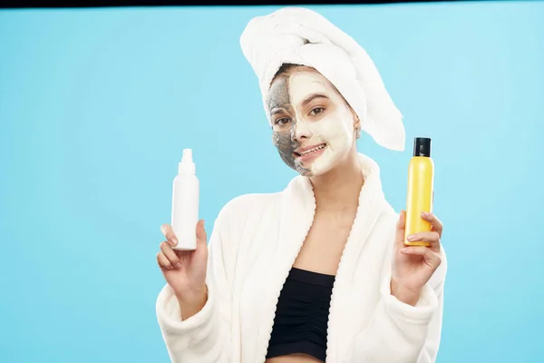 Wanita dengan handuk di kepala masker wajah kulit bersih dermatologi — Stok Foto