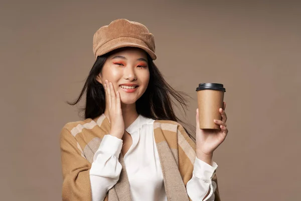 Mujer bonita en ropa de moda taza de café brillante cosméticos estilo de vida —  Fotos de Stock