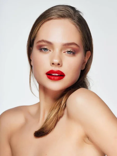 Mulher com lábios vermelhos ombros nus loira rosto bonito — Fotografia de Stock