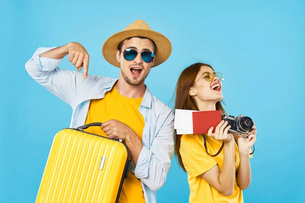Genç çiftler için seyahat pasaportu ve uçak bileti — Stok fotoğraf