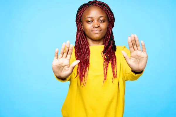 노란 스웨터를 입고 손을 앞으로 내밀고 있는 아프리카 여자 — 스톡 사진
