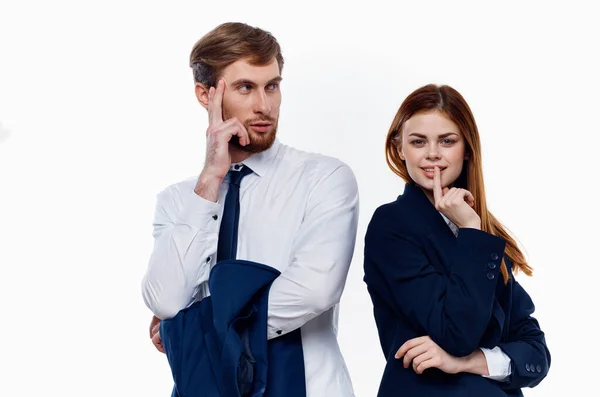 Jovem casal vestindo ternos fica ao lado de colegas de trabalho comunicando finanças — Fotografia de Stock