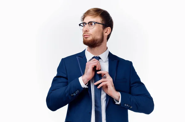 Geschäftsmann in Jacke und Hemd richtet Brille aufs Gesicht — Stockfoto