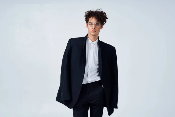 Діловий чоловік у костюмі чорні окуляри модна студія — стокове фото