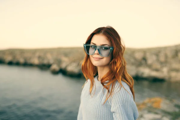 Donna con occhiali all'aperto paesaggio isola viaggi — Foto Stock