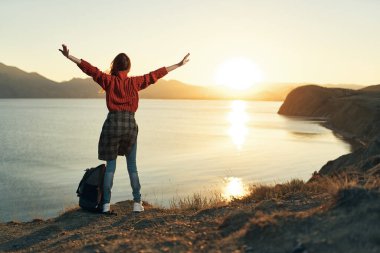 Elleri havada kadın turist özgürlüğünü yükseltti.
