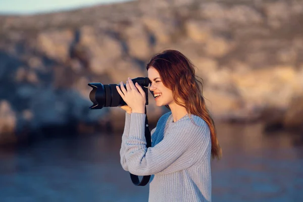 Mulher turista com câmera na natureza montanhas rochosas profissionais de viagens — Fotografia de Stock