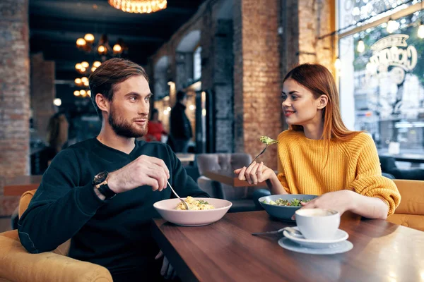 Alegre jovem casal comunicação restaurante lazer estilo de vida — Fotografia de Stock