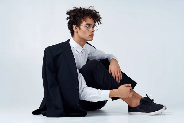 Σγουρά μαλλιά άντρας σε κλασικό κοστούμι μοντέλο στούντιο φωτογραφία πάνινα παπούτσια — Φωτογραφία Αρχείου