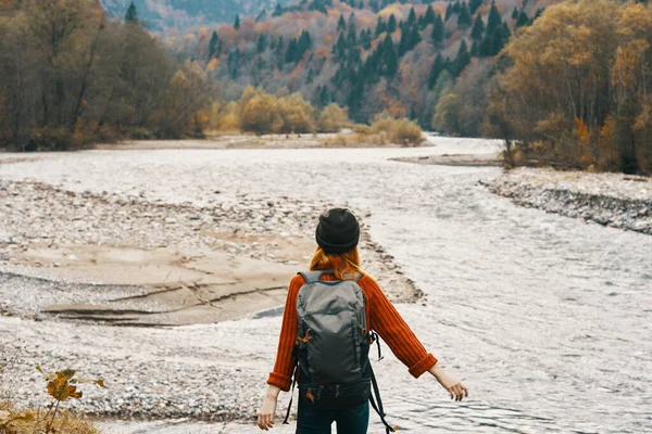 Femme reposant sur la rive de la rivière dans les montagnes sur la nature paysage et modèle sac à dos tourisme — Photo