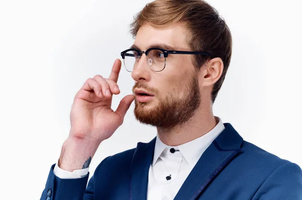 Geschäftsmann in Jacke und Hemd richtet Brille auf sein Gesichtskragenmodell — Stockfoto