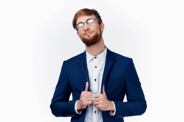 Uomo d'affari in abito classico mostrando pollice in su Successo sul lavoro — Foto Stock