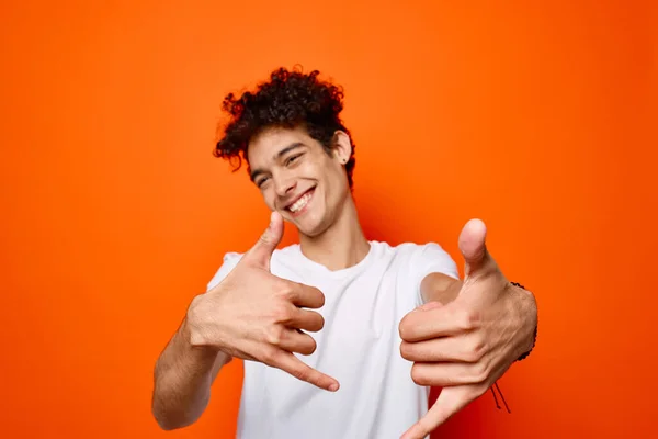 Χαρούμενος άνθρωπος λευκό t-shirt χειρονομίες με το χέρι συναισθήματα μόδας — Φωτογραφία Αρχείου