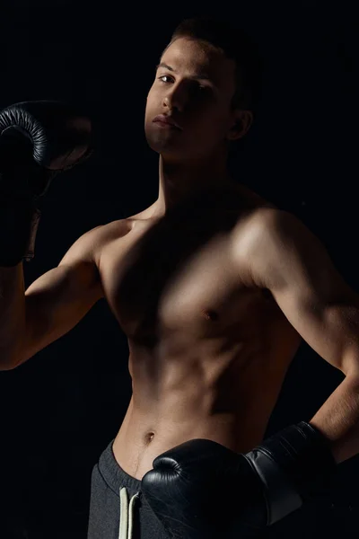 Atleta em luvas de boxe em fundo preto retrato corte vista modelo — Fotografia de Stock