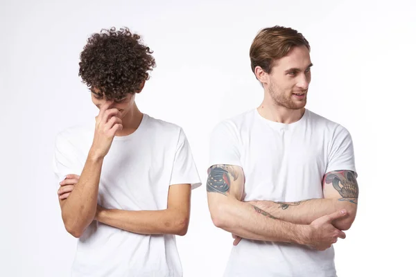 Due uomini in bianco t-shirt stare fianco a fianco ritagliato vista studio amicizia — Foto Stock