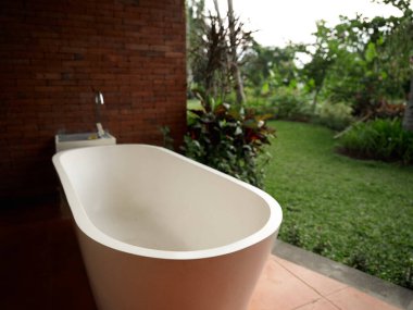 Banyo tasarımı, doğa manzarası, temiz hava.