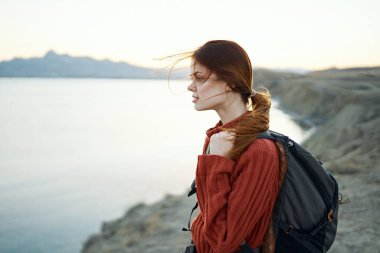 Sırt çantalı gezgin kadın. Turizm dağları. Temiz hava aracı.