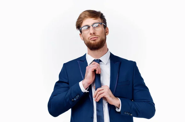 Geschäftsmann in Jacke und Hemd richtet Brille aufs Gesicht — Stockfoto