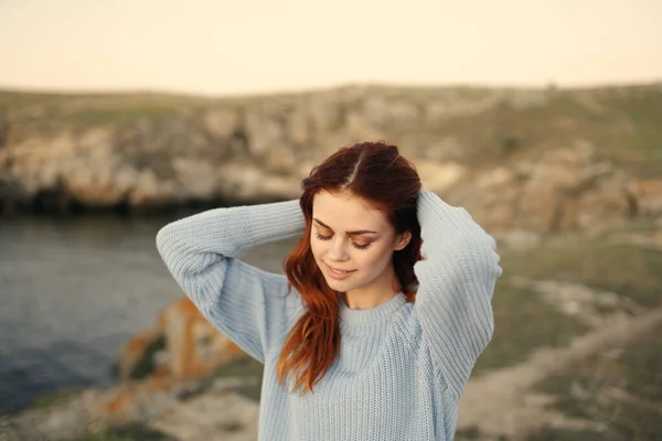 Jolie femme en pull bleu profiter de la nature liberté d'air frais — Photo