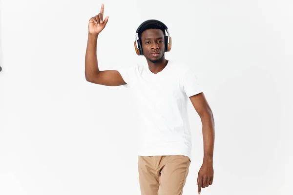 Afroamericano con auriculares música tecnología emociones bailando — Foto de Stock