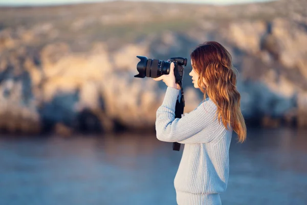 彼女の手にカメラを持つ女性プロの写真岩の山旅行 — ストック写真