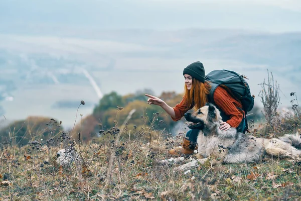 Mujer turista naturaleza montañas viajar libertad amistad —  Fotos de Stock