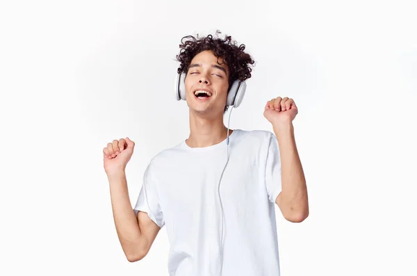 Cheerful Guy dans les écouteurs écoute de la musique gestuelle avec ses émotions mains — Photo