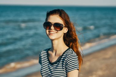 Mutlu kadın sahilde deniz kenarında seyahat eder ve berrak su Okyanus Modeli