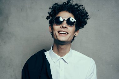 Tişörtlü, gözlüklü, omuzlu yakışıklı manken. 