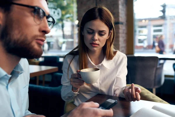 Homens de negócios e mulher sentados em um café uma xícara de café comunicação de lazer — Fotografia de Stock