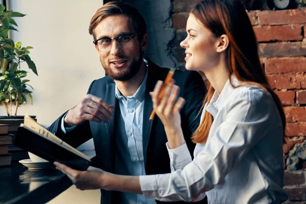 Uomo e donna seduti in un bar di lavoro funzionari comunicazione — Foto Stock