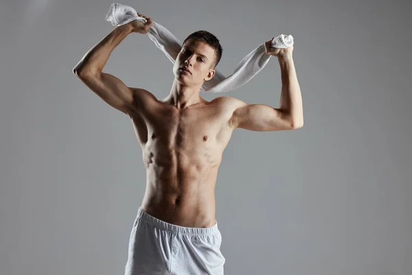 Roztomilý chlap s ručníkem nahoře bez za zády cvičení — Stock fotografie