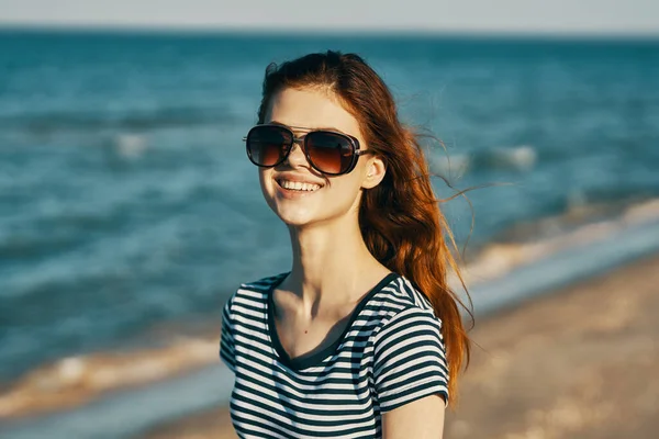 Felice donna viaggia vicino al mare sulla spiaggia e acqua limpida Ocean Model — Foto Stock