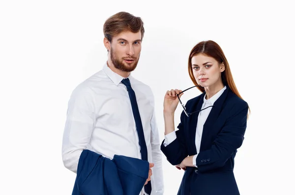 Homem e mulher em ternos trabalhando escritório profissional — Fotografia de Stock