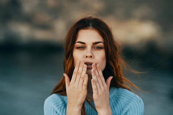 Donna dai capelli rossi all'aperto godendo della natura della libertà — Foto Stock