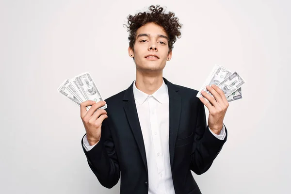 Hombre alegre en un traje con dinero en las manos de un funcionario de finanzas —  Fotos de Stock