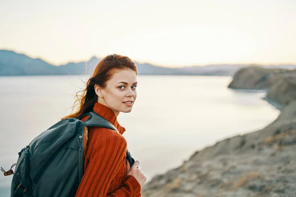 Mujer viaja en las montañas al aire libre cerca del mar retrato vista recortada — Foto de Stock