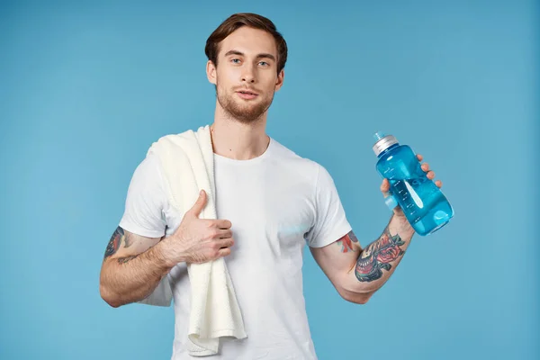 Красивий чоловік у білій футболці спорт пляшка води здоров'я тренування способу життя — стокове фото
