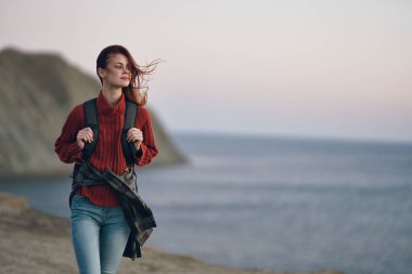 Sırt çantalı kadın seyahat turizmi ve dağ denizi