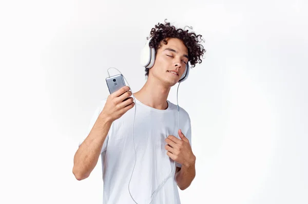 헤드폰을 끼고 있는 쾌활 한 남자 가손으로 감정을 전달하는 음악을 듣는다 — 스톡 사진